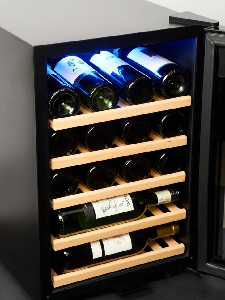 Отдельностоящий винный шкаф VinoSafe VSF21AM