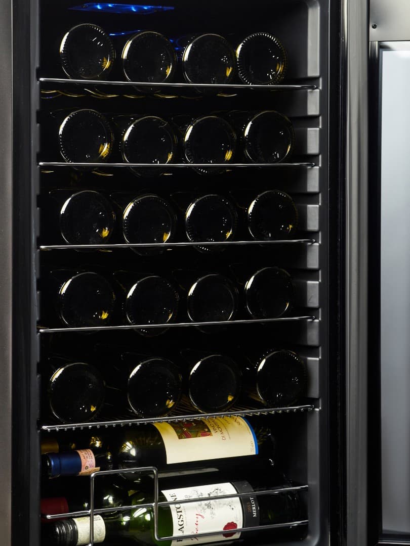 Отдельностоящий винный шкаф VinoSafe VSF24AM