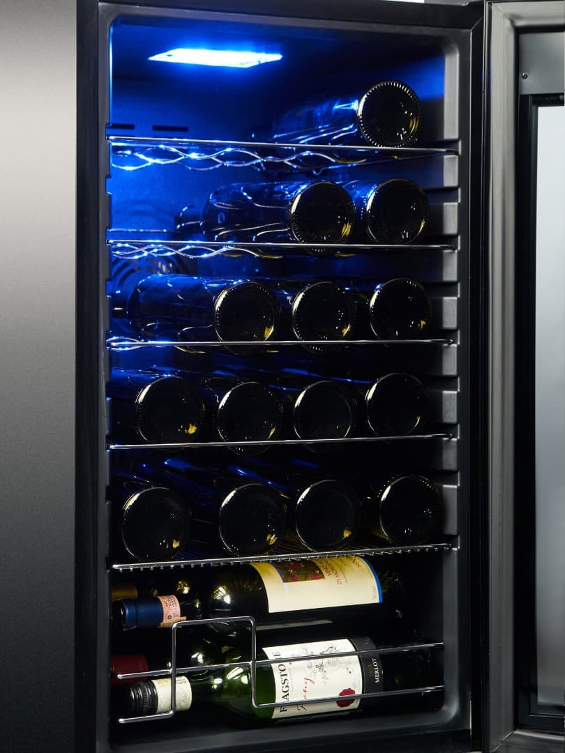 Отдельностоящий винный шкаф VinoSafe VSF24AM