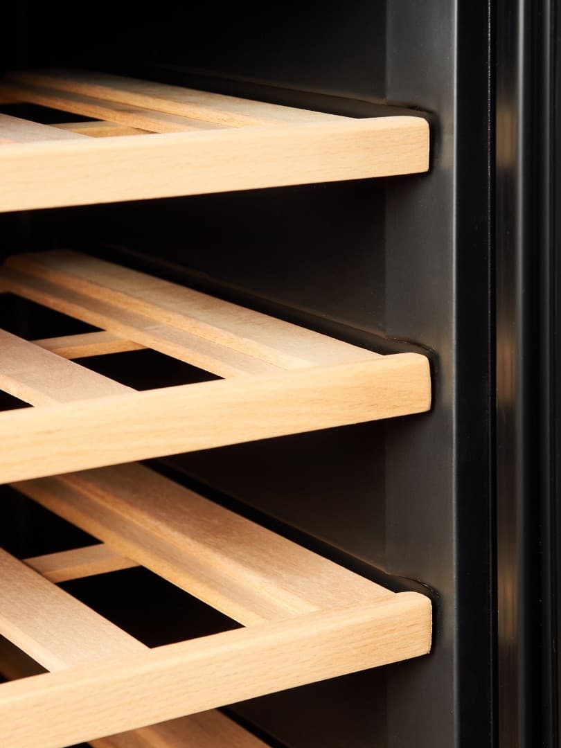 Отдельностоящий винный шкаф VinoSafe VSF28AM