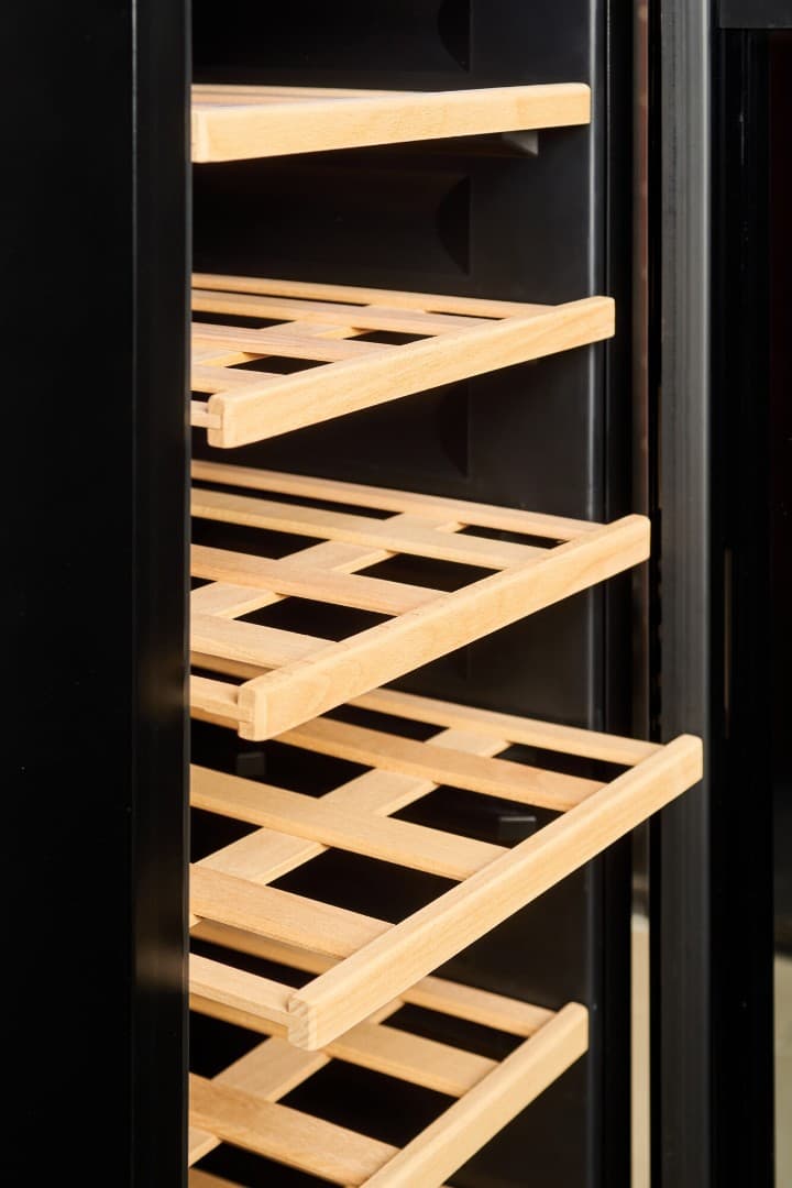 Отдельностоящий винный шкаф VinoSafe VSF38AM