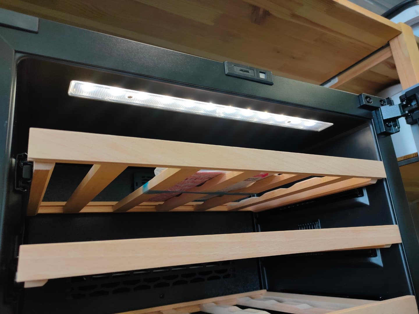 Встраиваемый винный шкаф MC Wine W24S